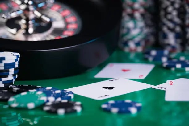 Meja Lightning Baccarat dengan fitur bonus kilat yang ditampilkan pada layar