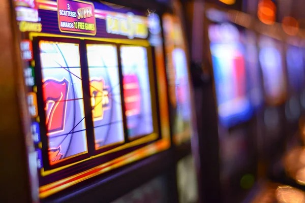 Dealer profesional membagikan kartu di studio Live Baccarat